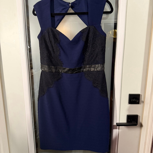 GUESS Sheath Dress Navy Black Lace Faux Leather Waist Size 14 Lined - Picture 2 of 8